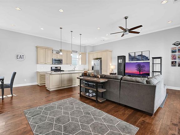 4th image of 919 W 17th St Unit B