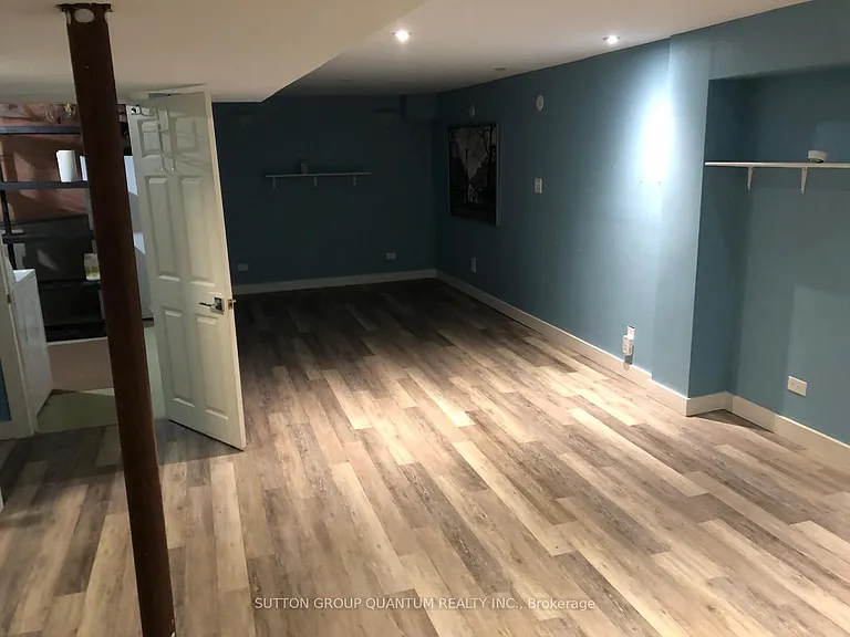 135 Mowat Cres — Photo 9