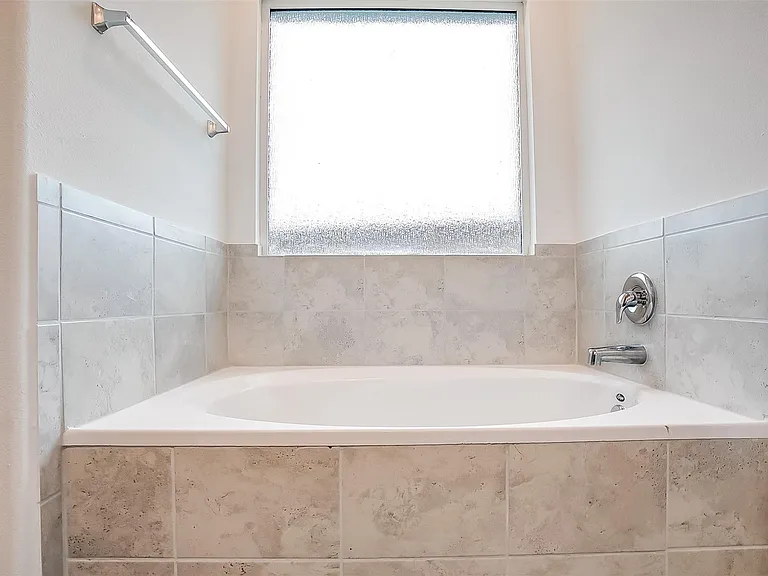 1024 Bluewood Bnd — Photo 20