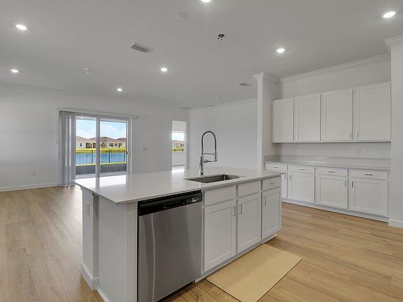 5th image of 1113 SE CROSSWOOD Way