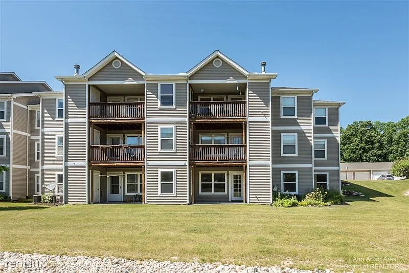 Building Photo - 1381 Millbrook Trl #1