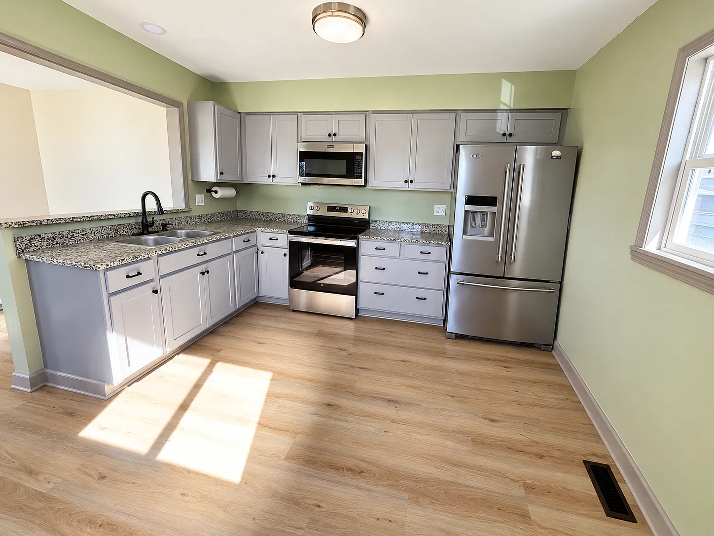 3 bed, 925 sqft, $1,700 — Photo 4