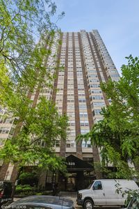 525 W Hawthorne Pl APT 2701, Chicago, IL, 60657