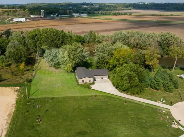 516 Shoreline Dr, Maquoketa, IA 52060