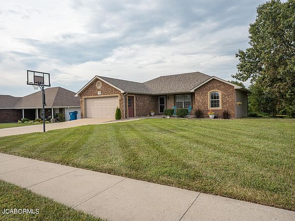 3rd image of 190 Ellsworth Dr