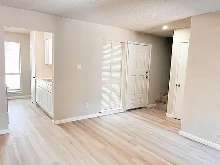 2446 Doreen St — Photo 7