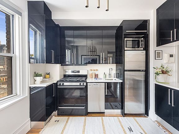 2nd image of 365 W 20th St APT 9C