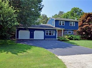 12 Home Dr, Medford, NY 11763