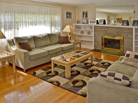 Large Living Rm with Firepl