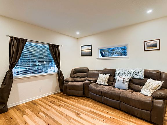 b Living Room (2).jpg