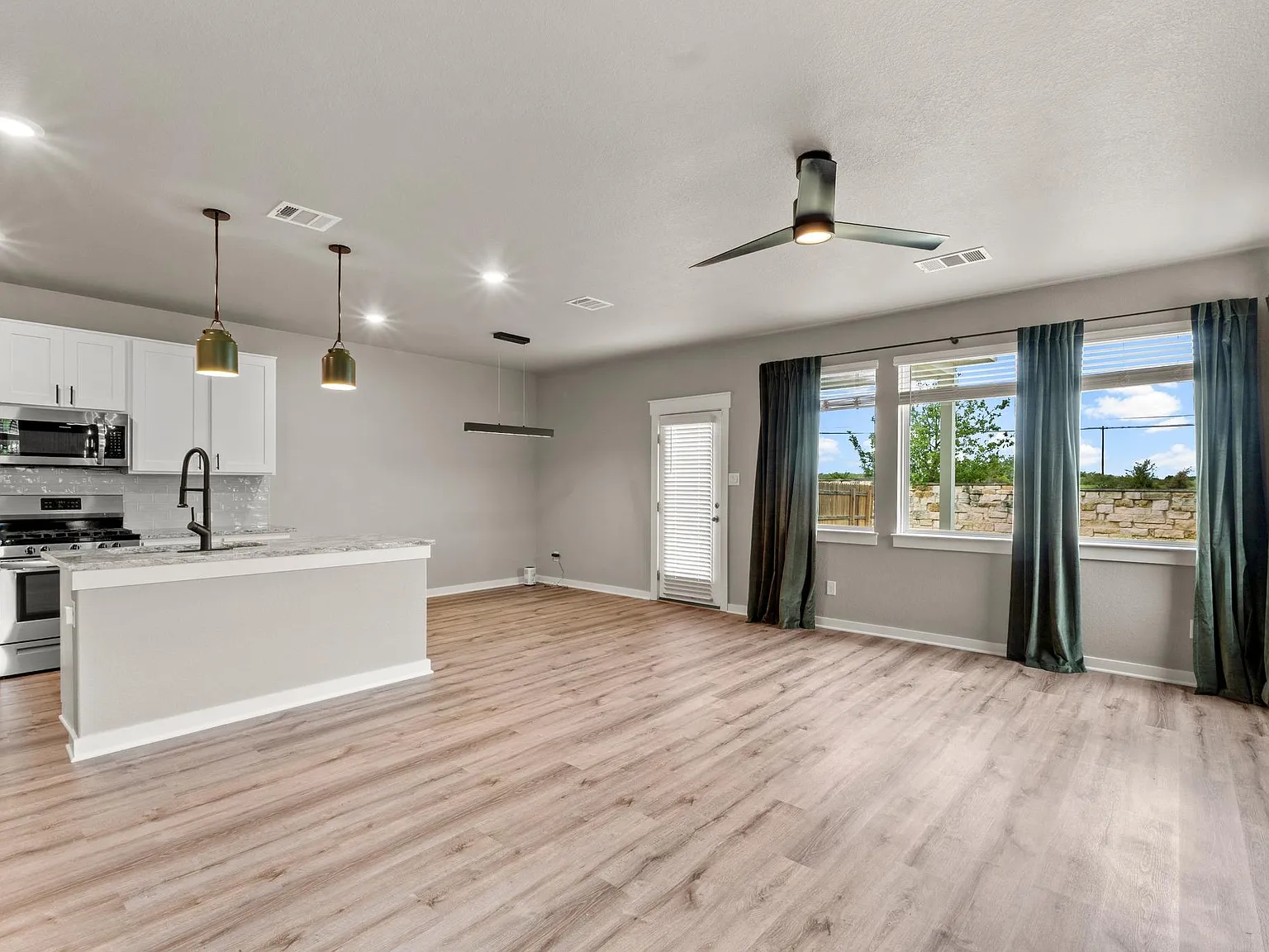3 bed, 2.5 bath, 1733 sqft, $2,200 — Photo 4