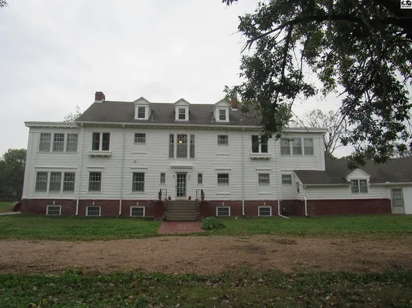 65 Willowbrook Rd, Hutchinson, KS 67502