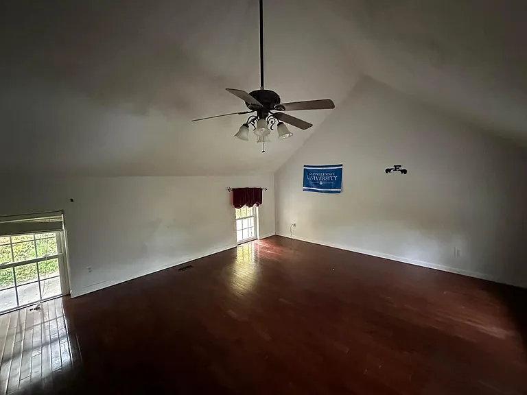 385 Riverside Dr — Photo 7
