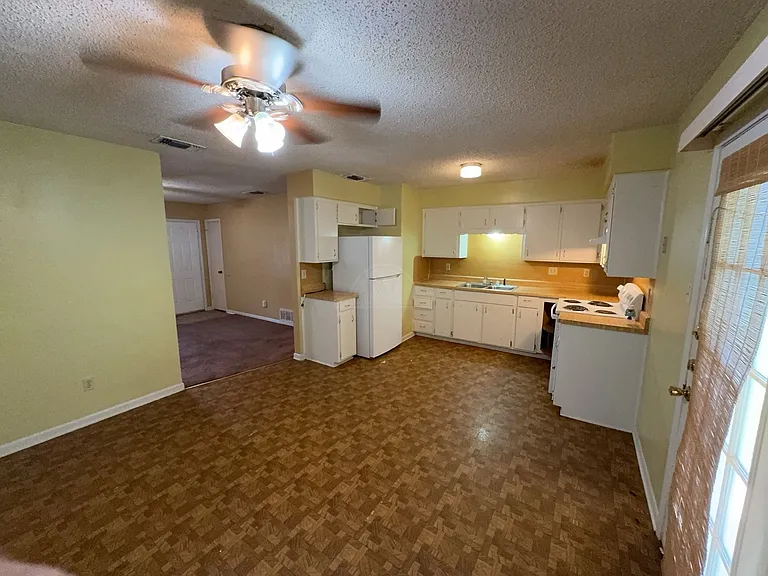 820 Michelle Dr — Photo 5