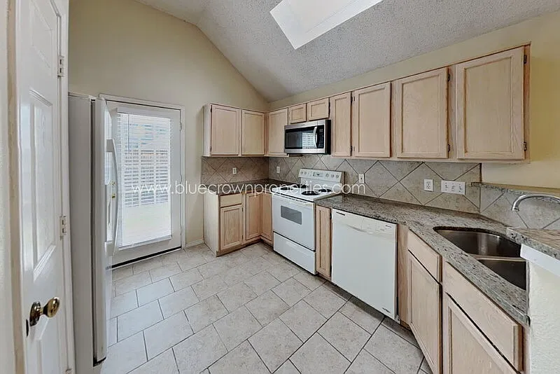 3 bed, 2.0 bath, 1285 sqft, $2,050 — Photo 4