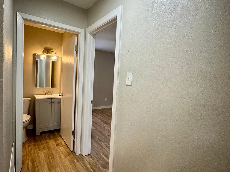 1405 Seville Dr — Photo 17