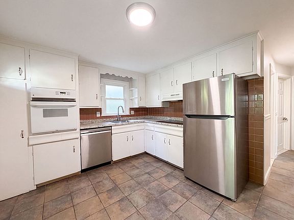 2nd image of 17 Vineyard St