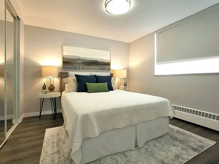 2575 Danforth Ave — Photo 20