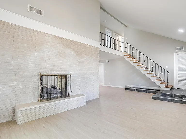 802 Sutton Ct — Photo 28
