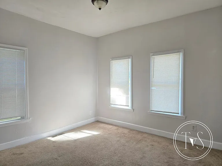 1116 NE 36th St — Photo 11
