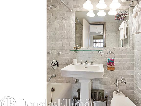 4th image of 320 E 42nd St APT 2112