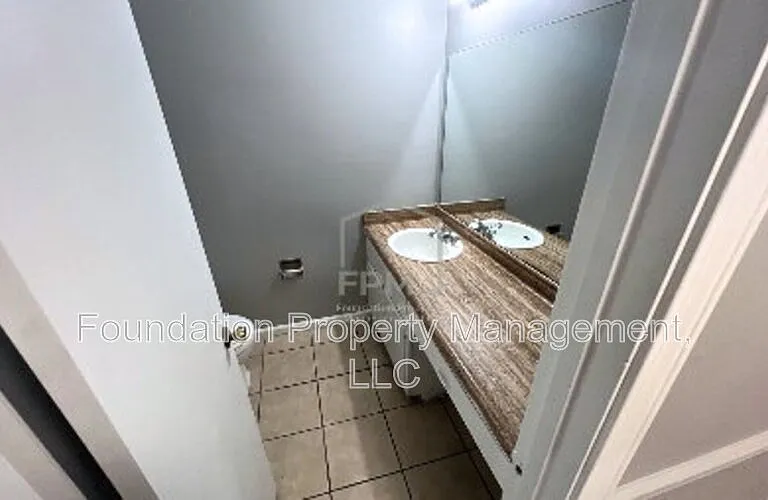 1317 Royal Oaks Cv — Photo 18