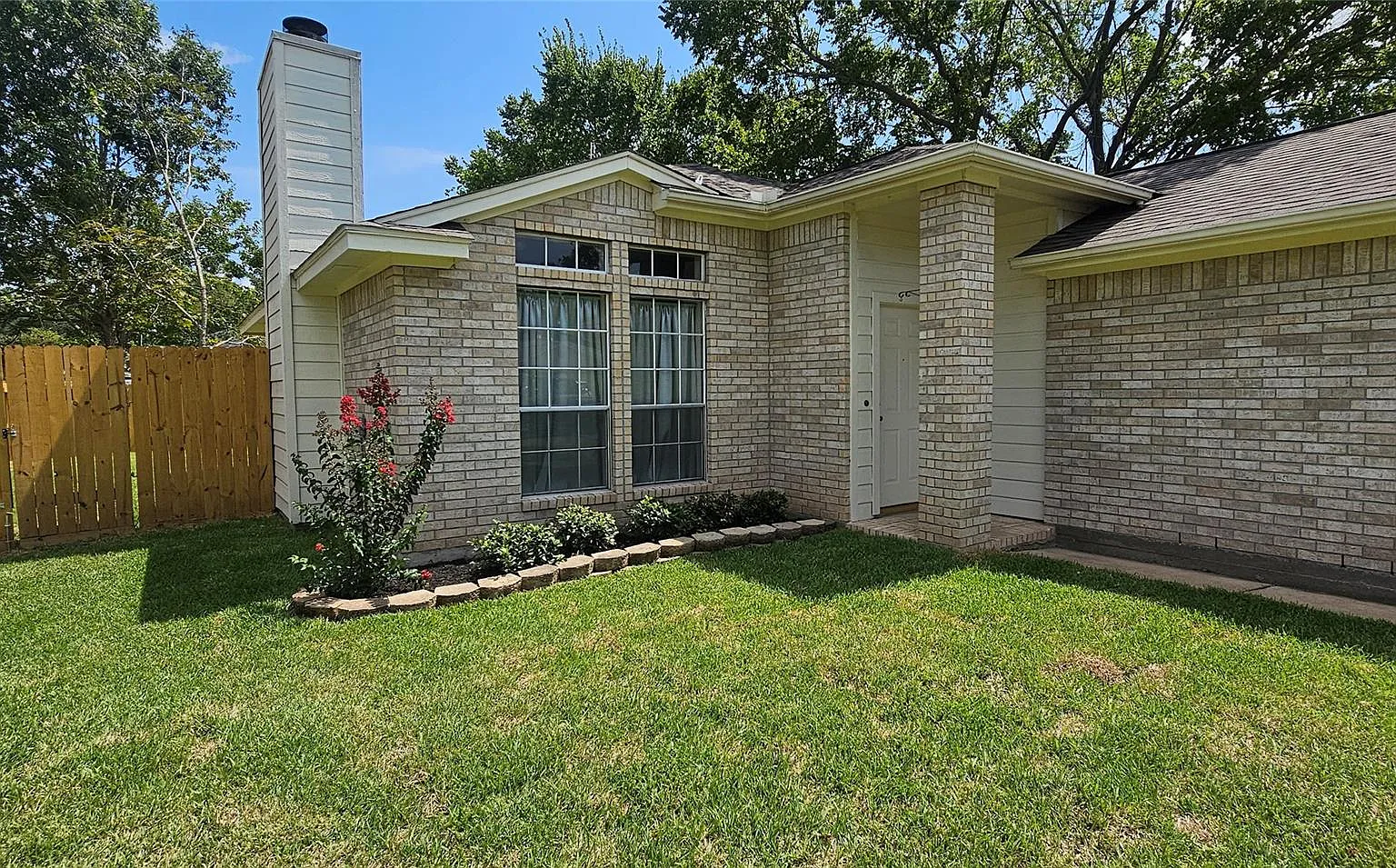 3 bed, 2.0 bath, 1458 sqft, $1,850 — Photo 2