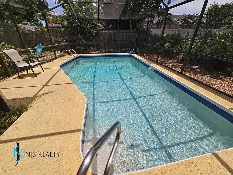 2173 Gladys St — Photo 16