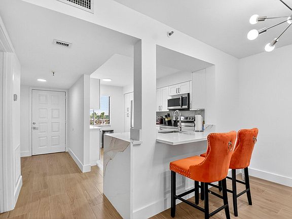 5th image of 6866 Huntington Lane #602