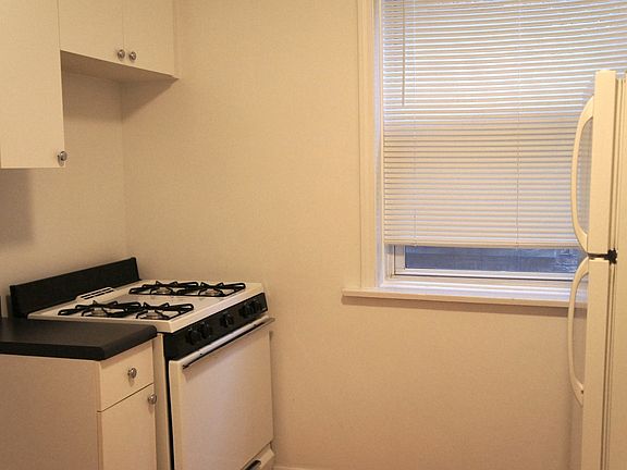 3rd image of 3038 W Wellington Ave
