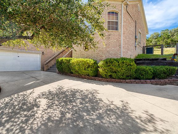 3rd image of 723 Sendera St