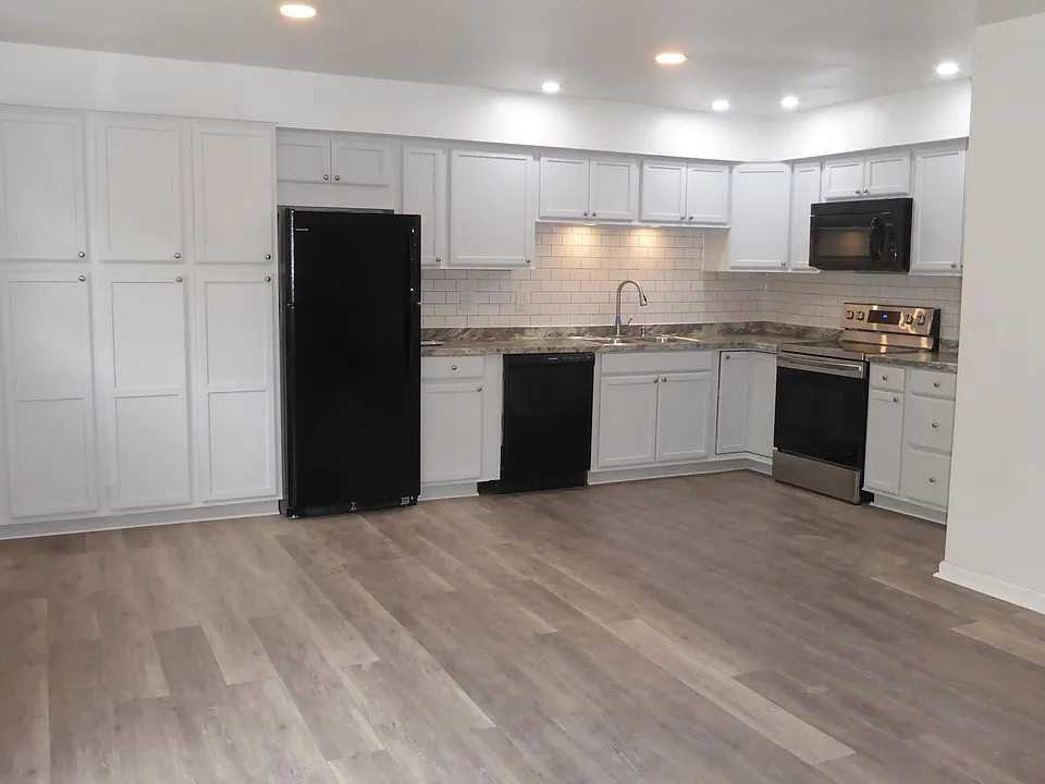 37 Evelyn Ln