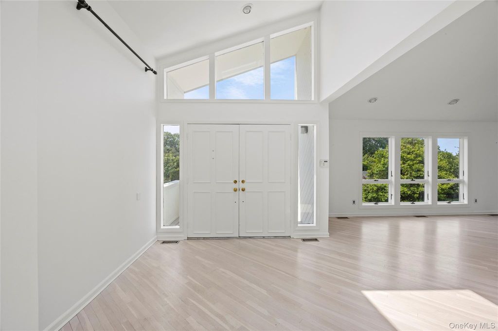 Apartment in Port Jefferson - View 4