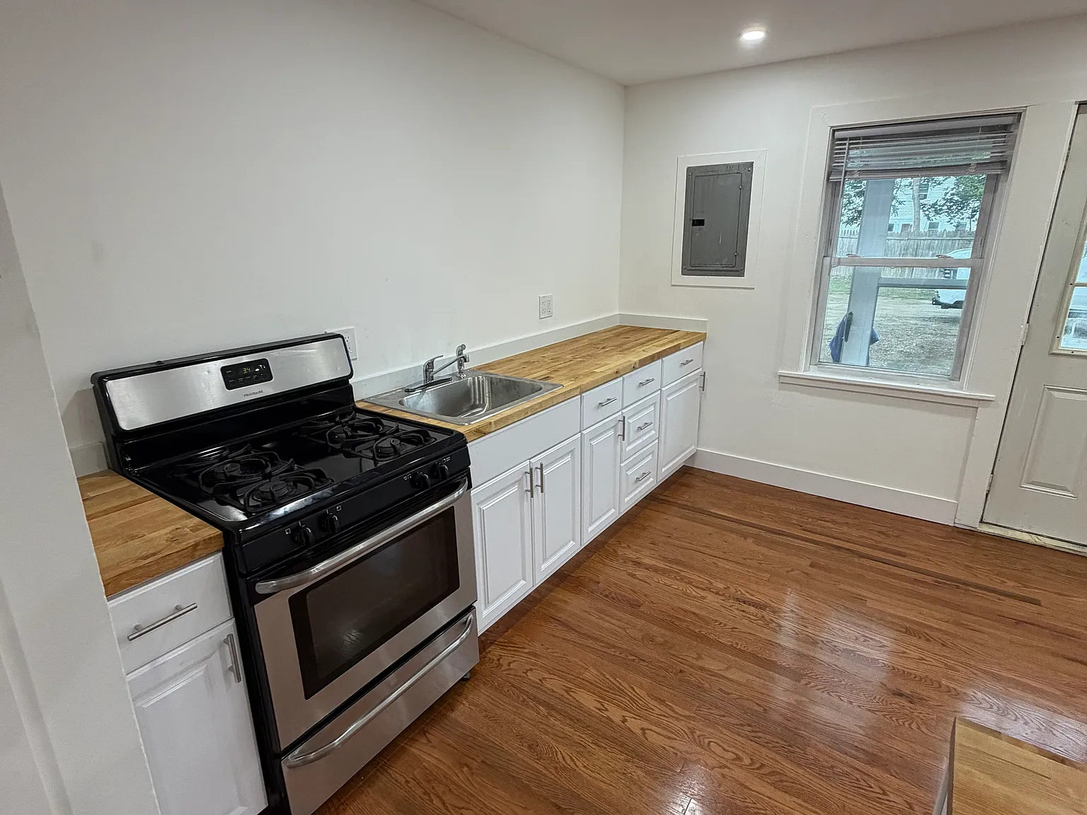 2 bed, 750 sqft, $1,800 — Photo 1