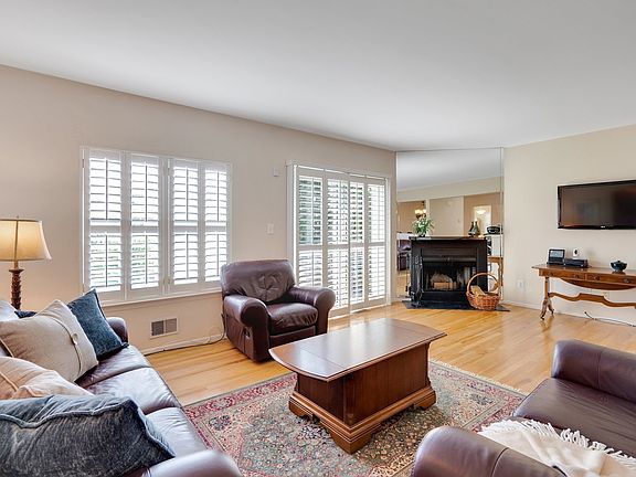 3rd image of 1 Louisburg Sq #1