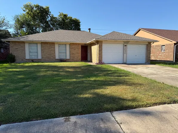 2424 Tall Ships Dr, Friendswood, TX 77546