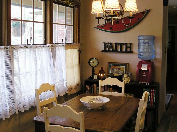 Kitchen Eat-In