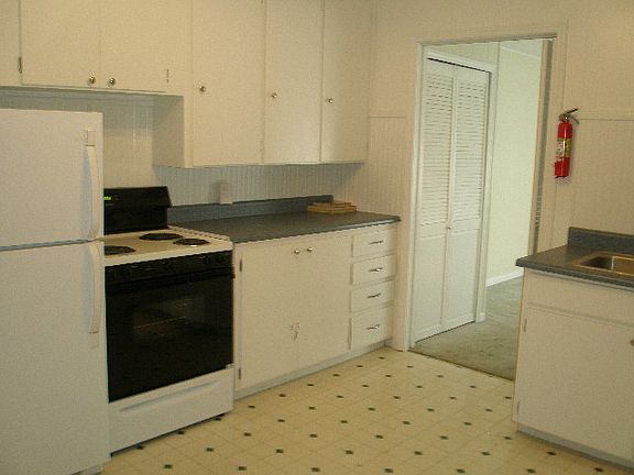 3rd image of 1030 W Main St APT 1