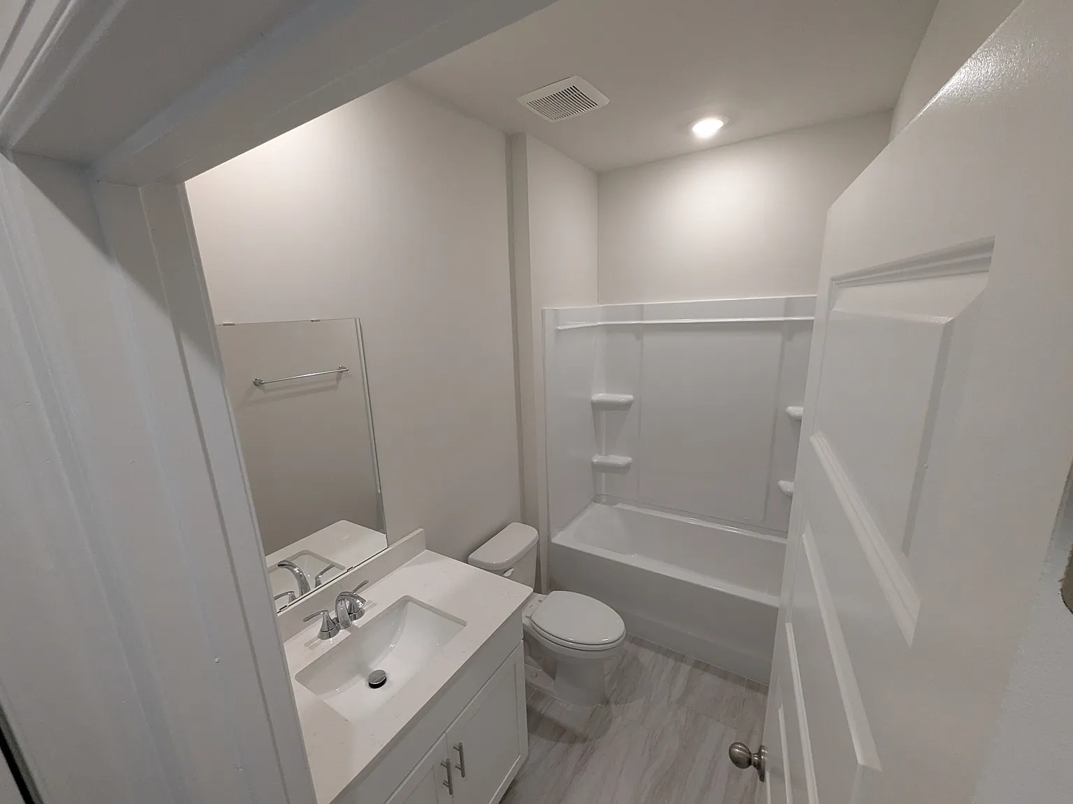 5 bed, 2352 sqft, $2,395 — Photo 2