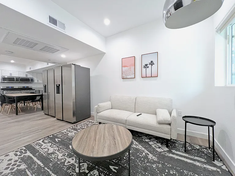 1368 W 35th St #8 — Photo 2
