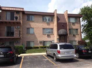 700 W Huntington Commons Rd APT 1B, Mount Prospect, IL 60056
