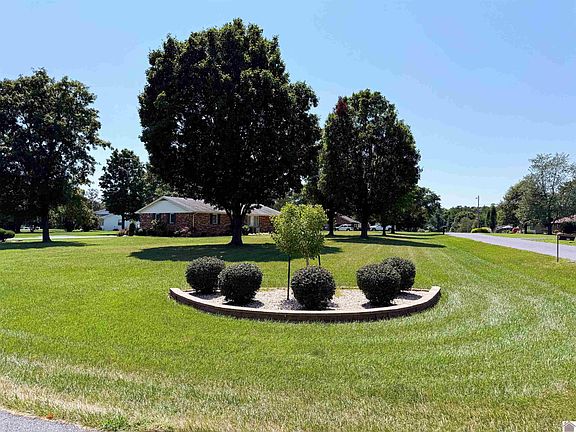 5th image of 221 W Oak Dr