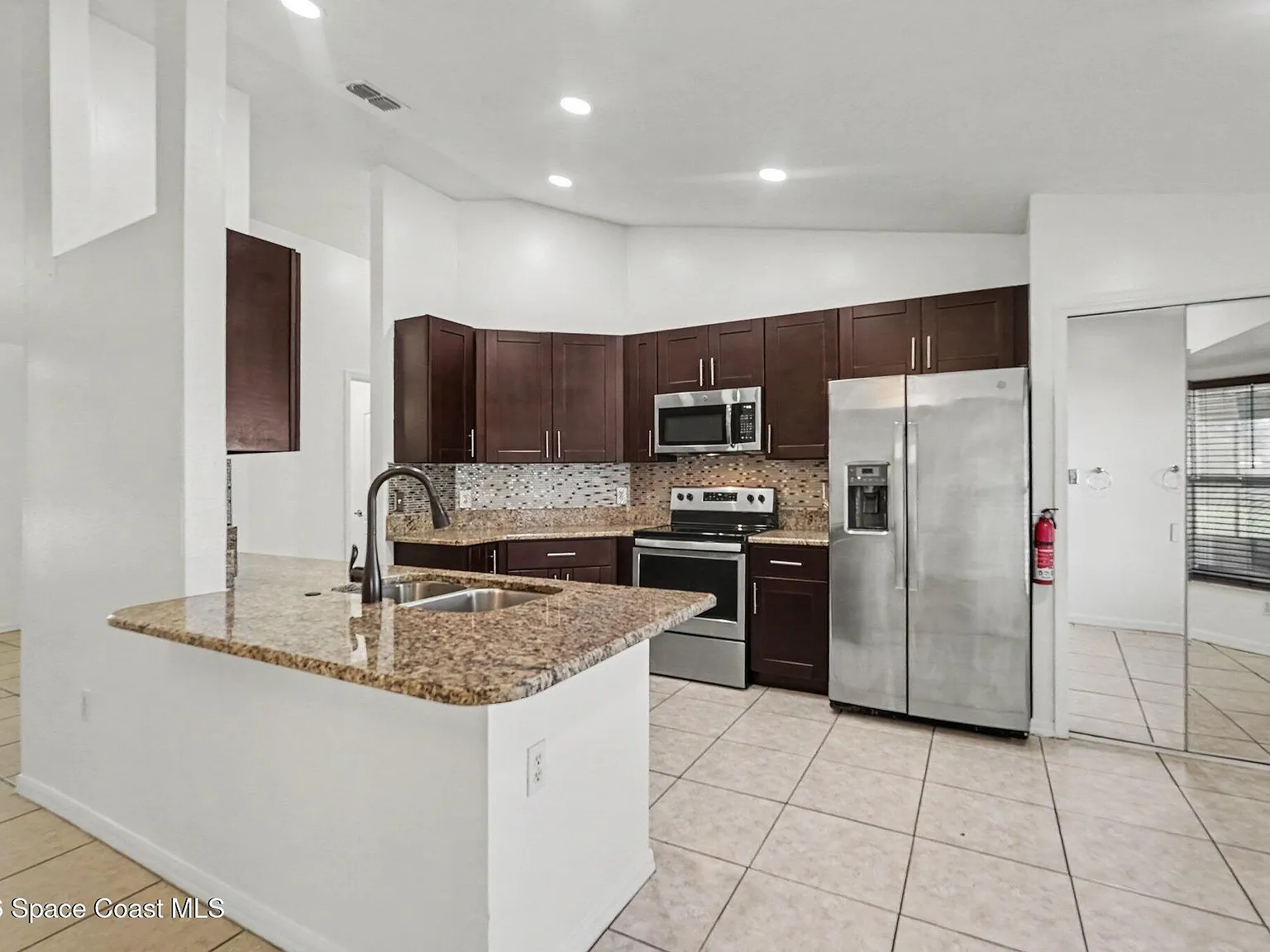3 bed, 2.0 bath, 1355 sqft, $2,300 — Photo 3