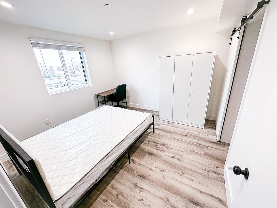 1st image of 546 N Harvard Blvd #102