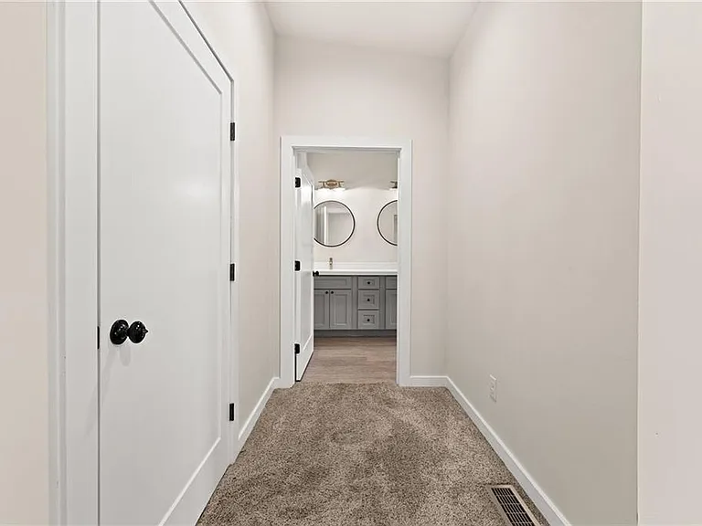 221 Columbus Dr — Photo 30