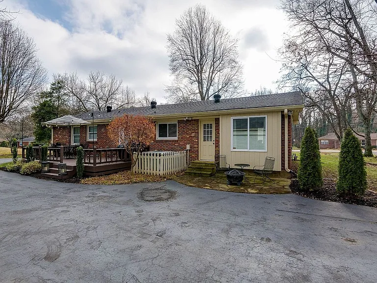 384 Barrywood Dr — Photo 2