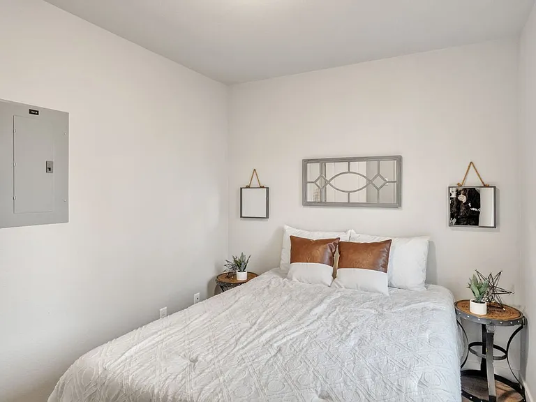 555 N. River Rd. — Photo 28