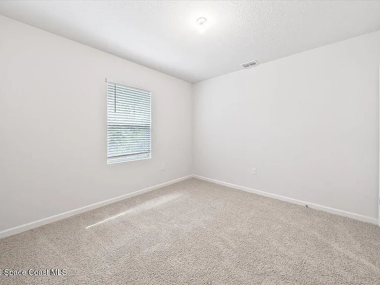 566 Rembrandt St SE — Photo 6