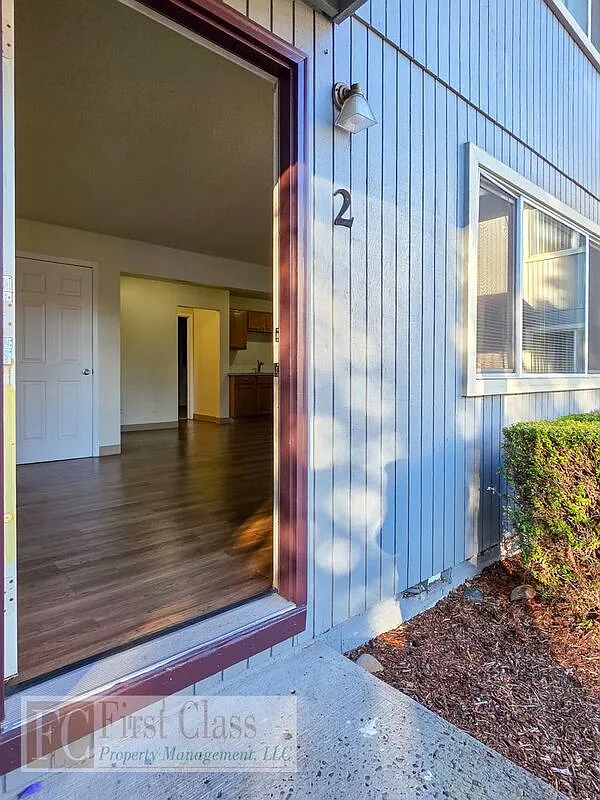 Building Photo - 3309 SE 13th Ave #2