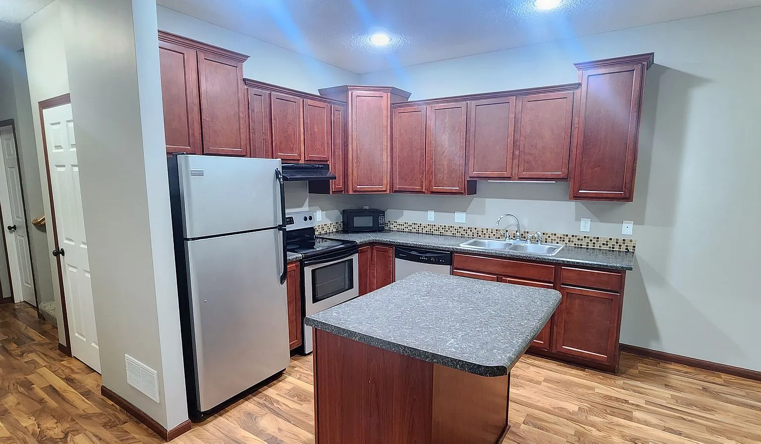 Beautiful 3 Bed Town Home for Rent — Photo 2